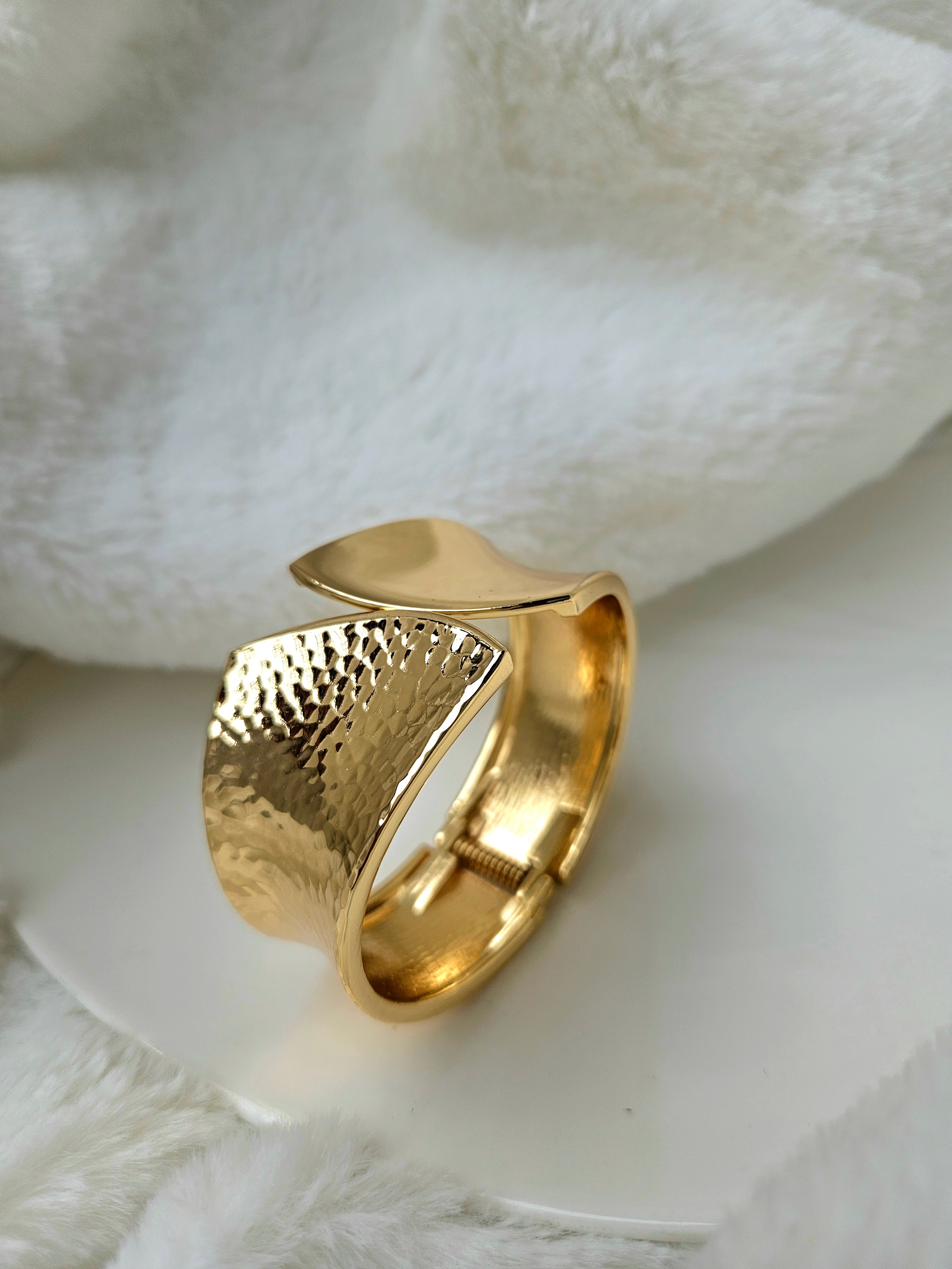 Broad bracelet