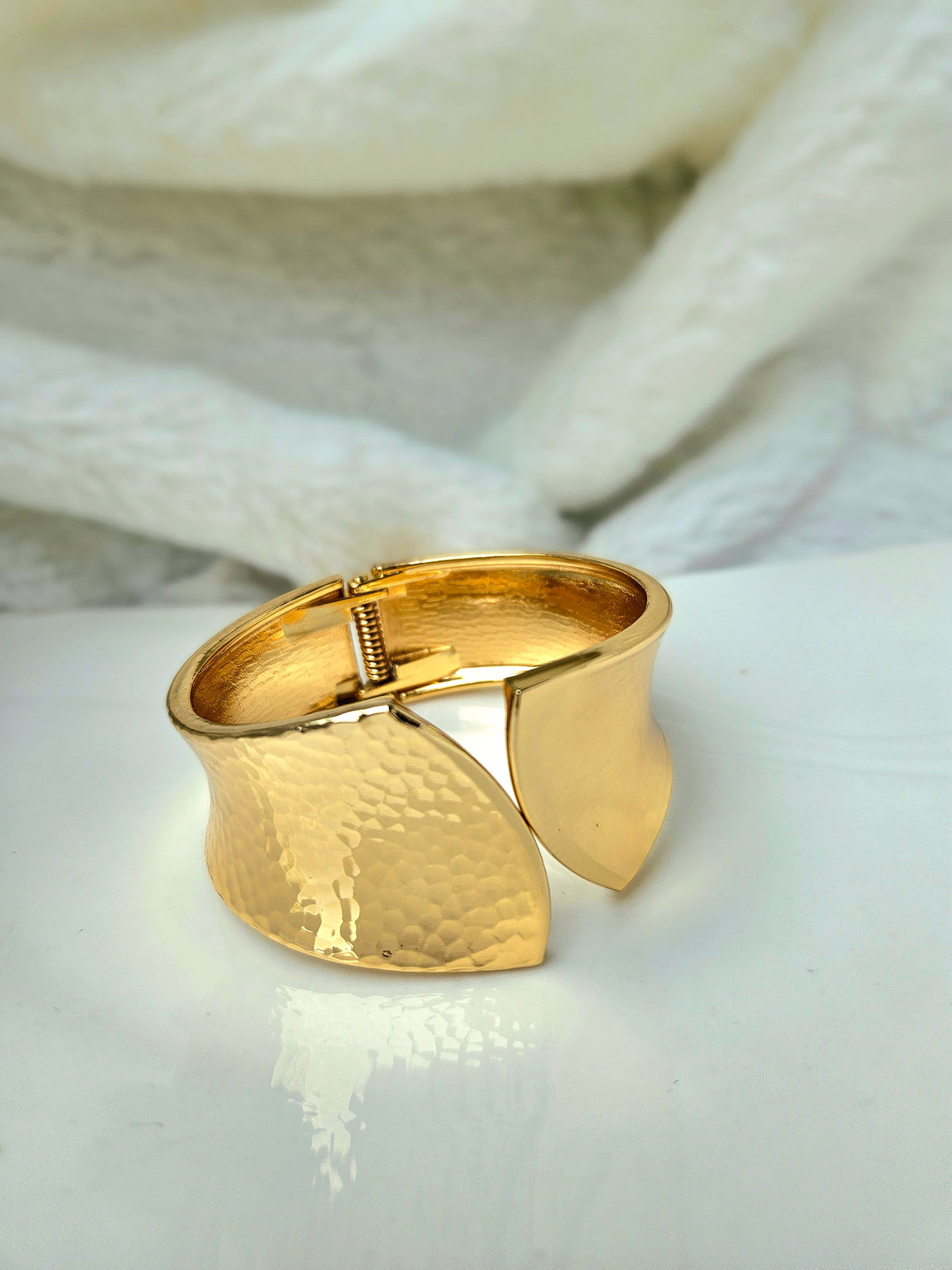 Broad bracelet