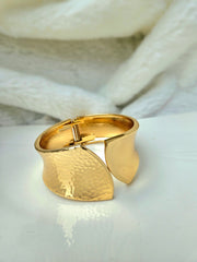 Broad bracelet