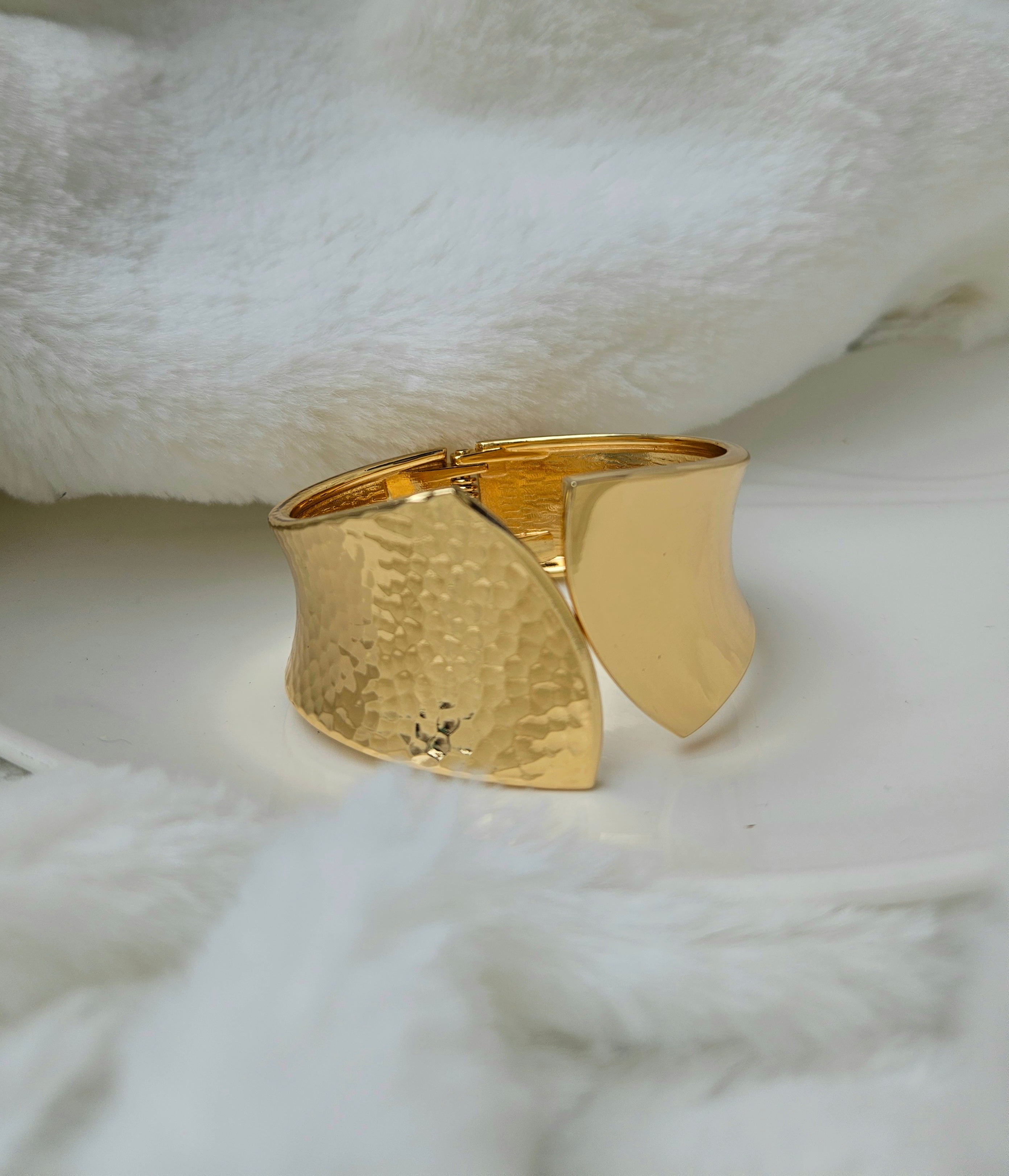 Broad bracelet