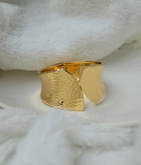 Broad bracelet